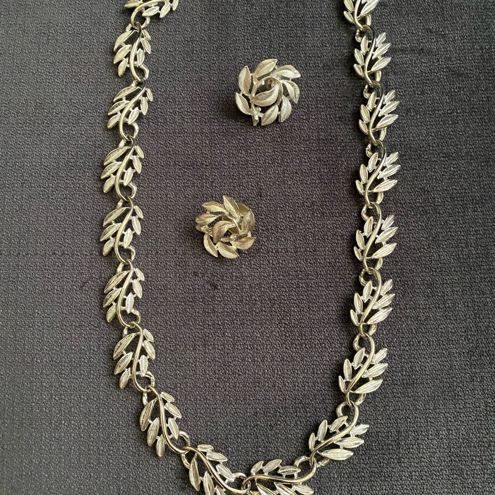 Necklace and Earrings Set. Fashion Jewelry.
